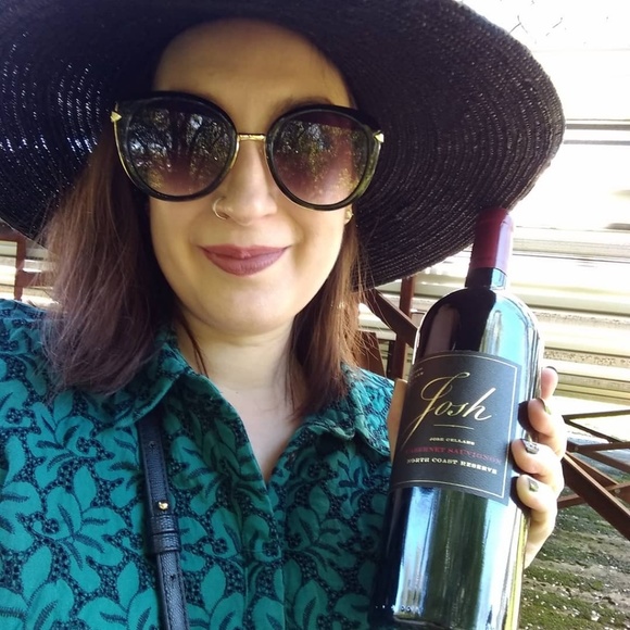 Meet your Posher, Jessica - Picture 3 of 4